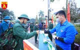 Tân binh đeo khẩu trang, kiểm tra thân nhiệt trong ngày nhập ngũ